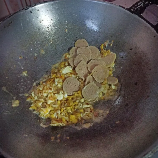 Selanjutnya masukkan bakso aduk dan masak sebentar.