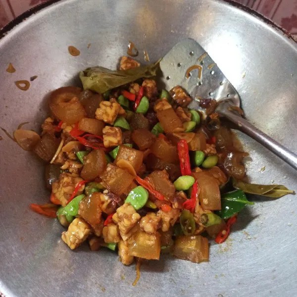 Terakhir, masukkan kecap manis. Aduk hingga bumbu meresap