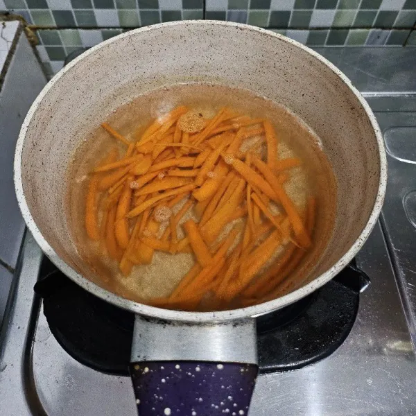 Rebus wortel hingga empuk, tiriskan.