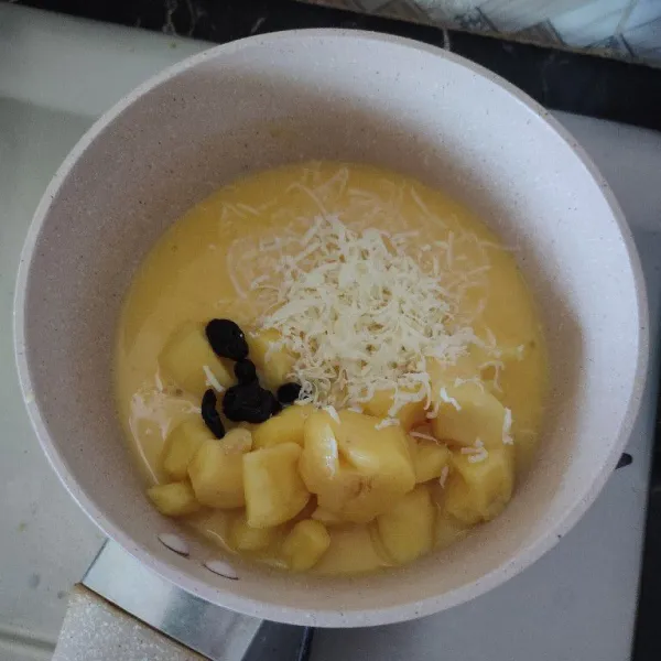 Masukkan tape, kismis, dan keju parut aduk hingga tercampur.
