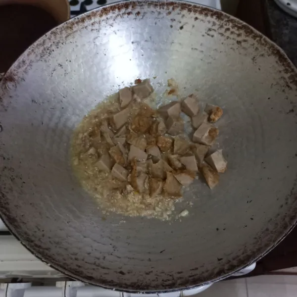 Masukkan irisan bakso goreng.