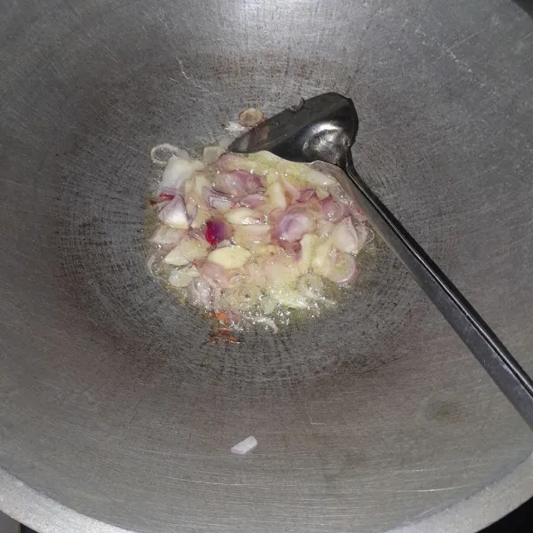 Panaskan minyak secukupnya lalu tumis bawang merah dan putih terlebih dulu.