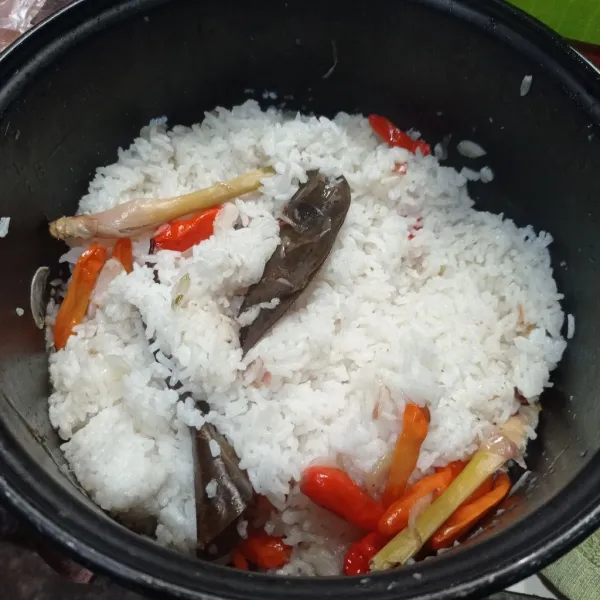 Masak di rice cooker sampai matang dan tanak, siap sajikan.