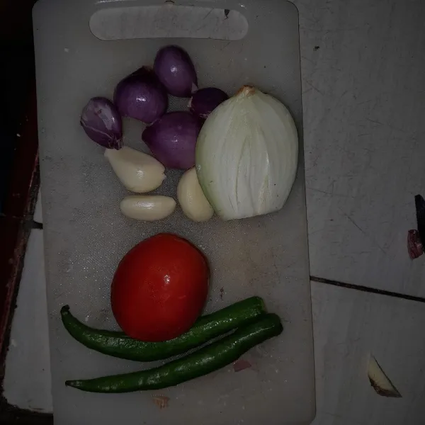 Siapkan bawang merah, bawang putih, cabe hijau, bawang bombay dan tomat lalu rajang.