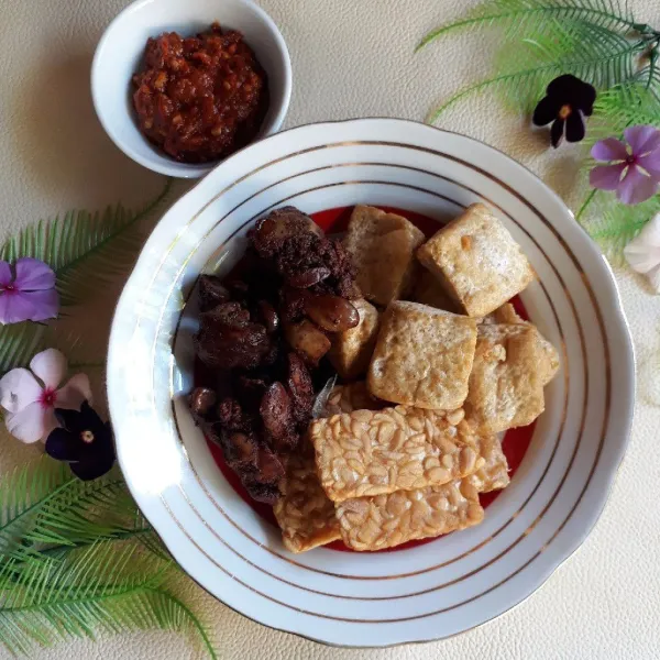 Sajikan tahu, tempe dan hati dengan cocolan sambal.