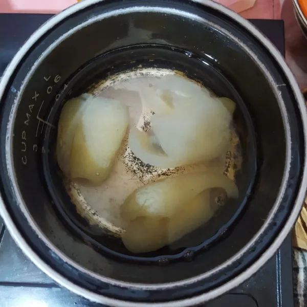 Rebus kikil sampai empuk. Buang airnya lalu potong kotak.