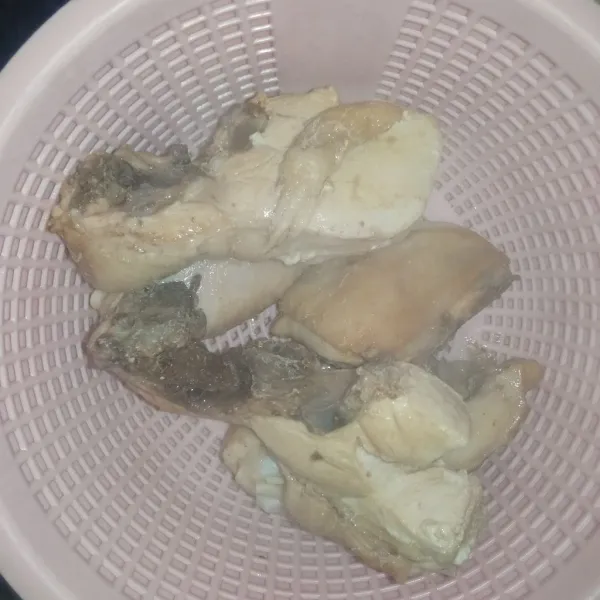 Karena di sini saya pakai ayam negeri, ayam direbus sebentar sampai kotorannya keluar. Angkat dan tiriskan.