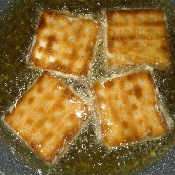 Kemudian goreng roti gabin diminyak yg sudah dipanaskan, api sedang. Lalu angkat tiriskan.