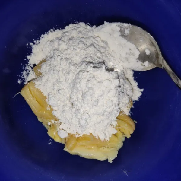Masukan tepung terigu.
