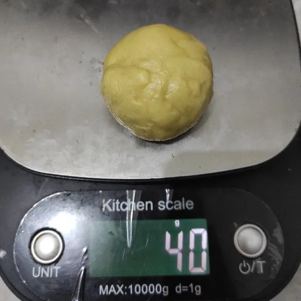 Bagi dan timbang adonan berbentuk bulat, masing-masing beratnya 40 gram
