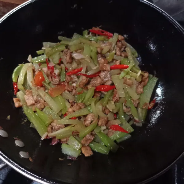 Masak sampai matang, cek rasanya matikan api.