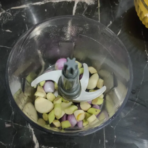 Blender bahan bumbu halus dengan air hingga tercampur rata.