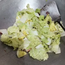 Masukkan sawi puih, garam, gula dan air. Masak sawi hingga matang.