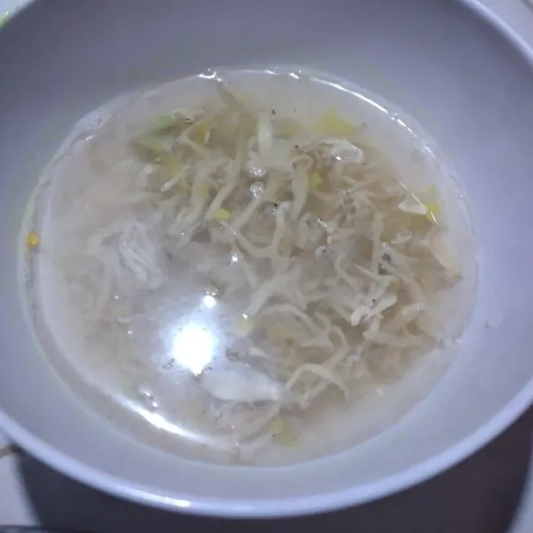 Rendam teri dengan air panas hingga mengembang, lalu tiriskan.