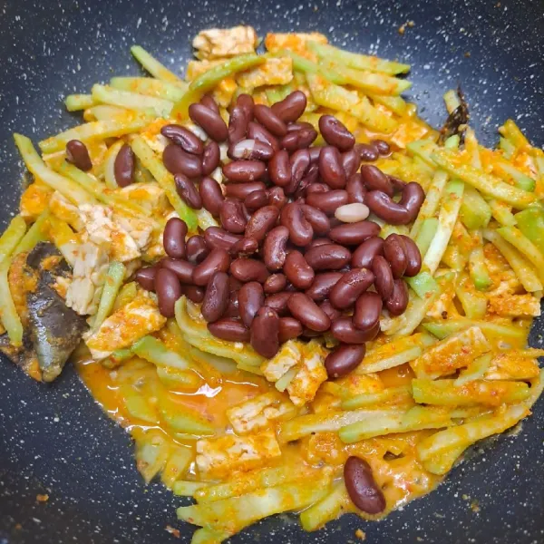 Masukkan manisa dan kacang merah rebus. Tuang santan, masak sampai mendidih.