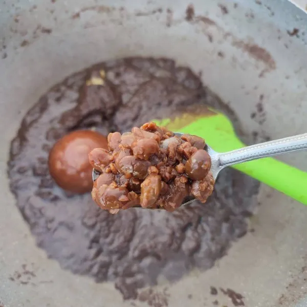 Tambahkan gula merah dan tauco. Tumis kembali hingga gula merah larut.