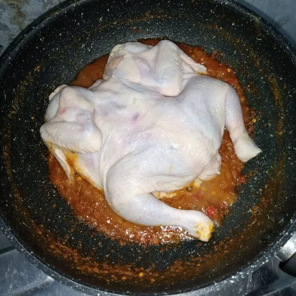 Masukkan ayam. Masak sampai berubah warna.