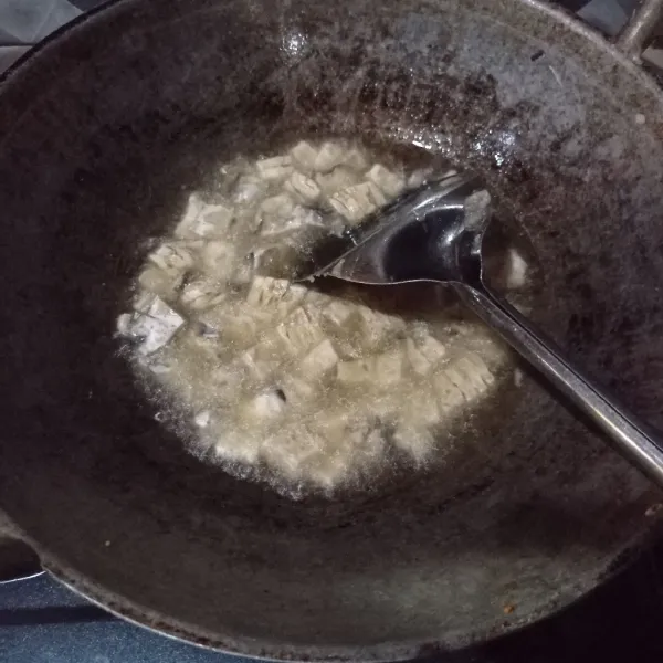 Potong kecil kecil tempe, goreng sampai kering, tiriskan.