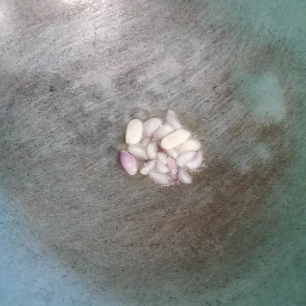 Tumis bawang merah dan bawang putih sampai harum.