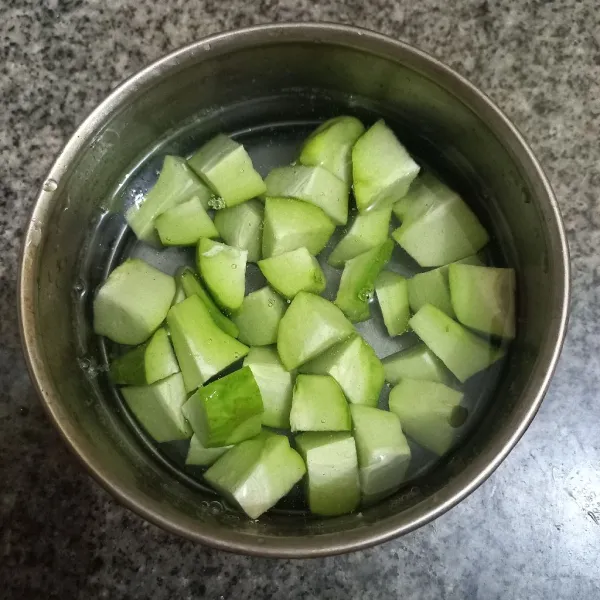 Potong dadu labu siam, sisihkan.