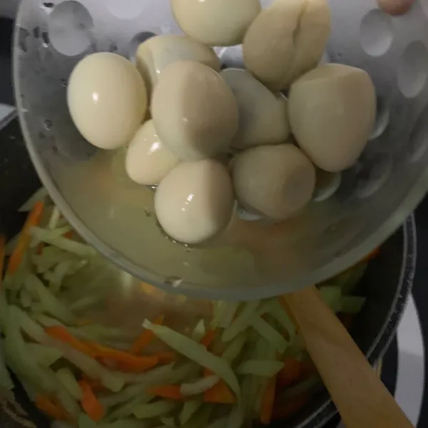 Kupas telur puyuh dan campurkan.