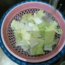 Cuci bersih sawi putih yang telah dipotong.