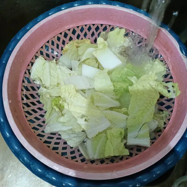 Bahan-bahan tumis sawi putih dalam wadah