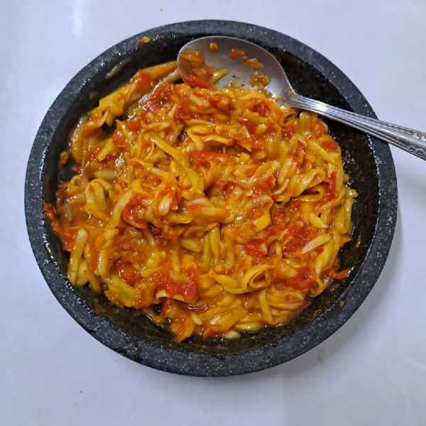 Masukkan serutan mangga. Aduk rata sambil koreksi rasa sesuai selera. Sajikan bersama ikan mujaer goreng.
