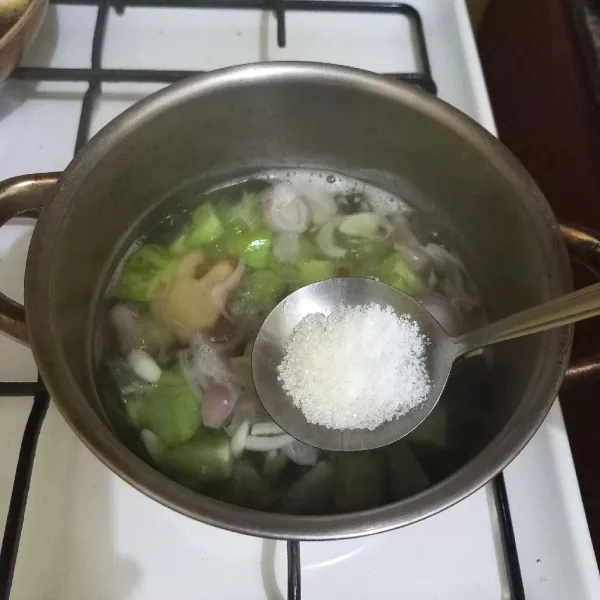 Beri garam dan gula pasir, aduk rata.