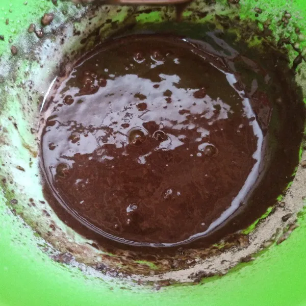 Selanjutnya masukkan tepung terigu, cokelat bubuk, garam, dan baking powder. Mixer dengan kecepatan rendah selama 1 menit