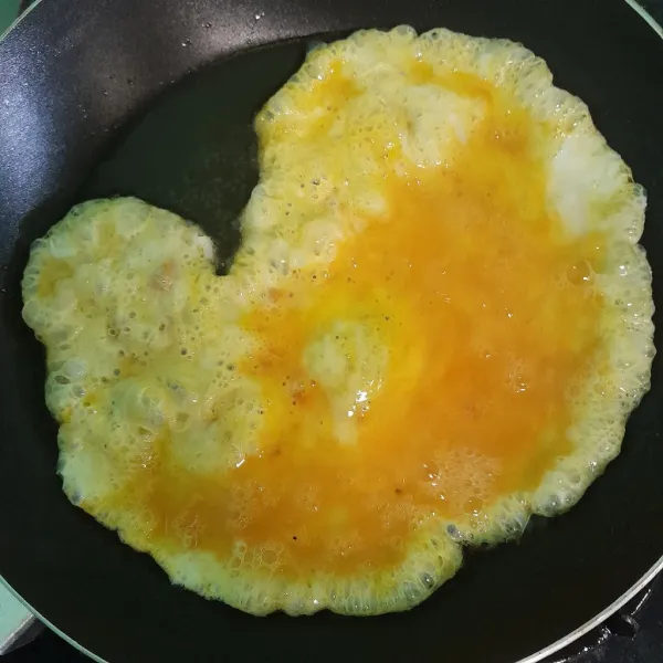 Dadar telur sampai kedua sisi matang.