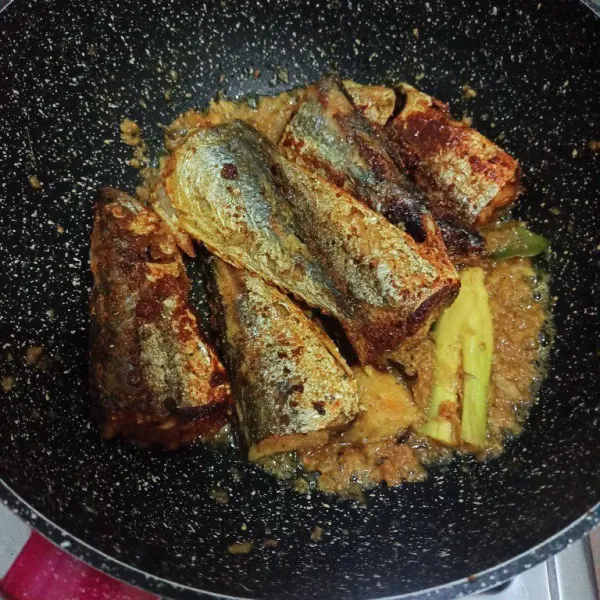 Masukkan ikan tengiri.
