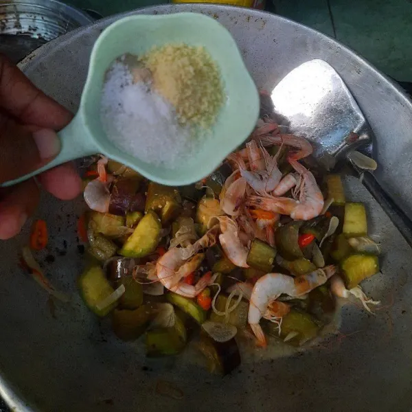 Jangan lupa tambahkan gula, garam, kaldu bubuk dan lada.