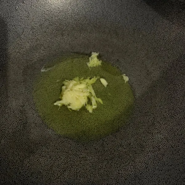 Tumis bawang putih sampai layu.