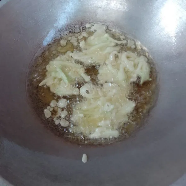 Goreng bakwan dengan api sedang sampai warnanya berubah kecoklatan.