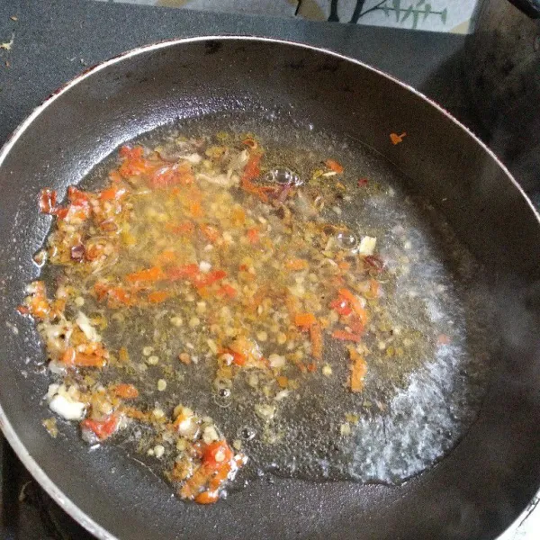 Masukkan cabe rawit yang sudah diulek. Masak sampai cabe matang, tambahkan air.