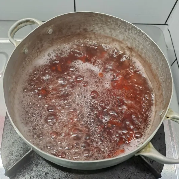Rendam kacang merah kering saat malam hari. Kemudian saat pagi segera bilas air bersih. Rebus kacang merah sampai empuk. Angkat dan tiriskan.