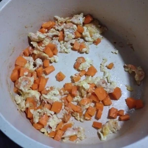 Masukkan potongan wortel, tumis bersama bahan lainnya