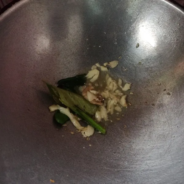 Tumis bawang putih, jahe, daun jeruk, daun salam, dan serai sampai harum dan matang.