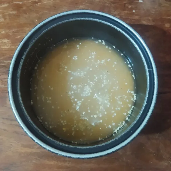 Rendam beras jagung dalam air panas selama 30 menit.