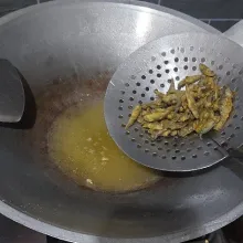 Setelah agak kering angkat, kemudian goreng lagi hingga kering.