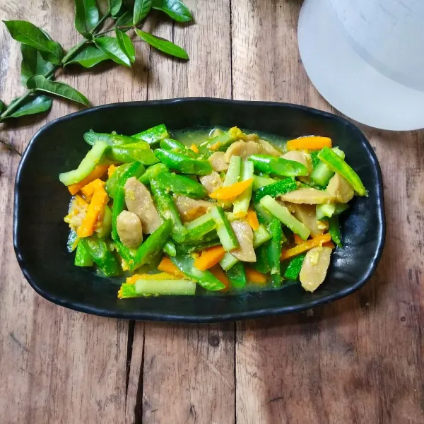 Masak sampai air mendidih dan sayuran matang. Koreksi rasa dan siap untuk disajikan.