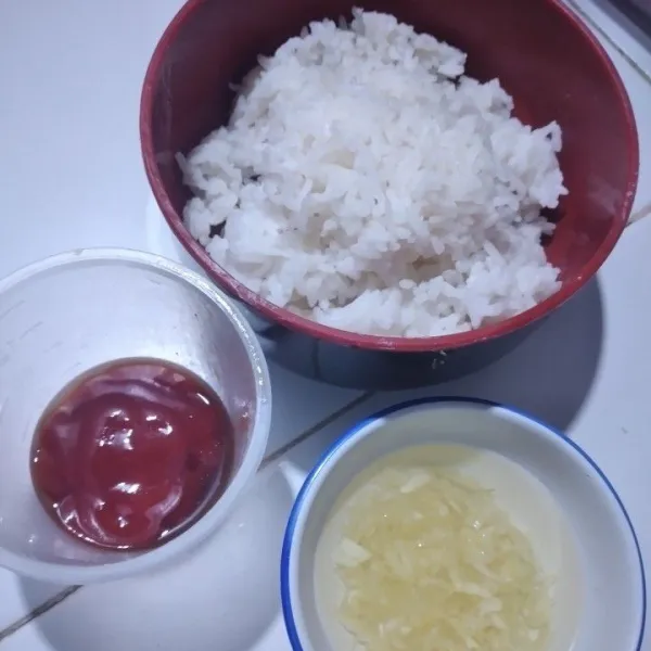 Siapkan bahan, nasi putih, diamkan dalam suhu ruang, campur cincangan bawang putih dengan minyak, campur saos tomat bersama saos tiram dan air.