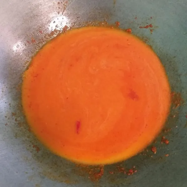 Masukkan santan, masak sampai mendidih.