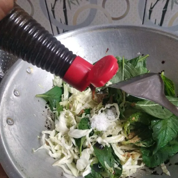 Masukkan bayam dan kol. Tambahkan sedikit air, garam dan saos tiram. Masak sampai sayuran matang. Koreksi rasa dan siap disajikan.