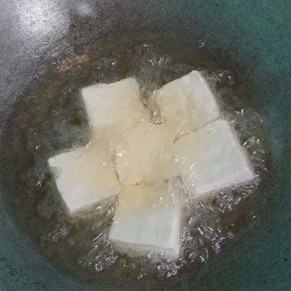 Goreng tahu sampai kuning keemasan.