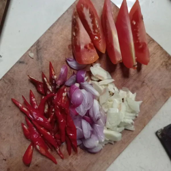 Iris bawang merah, putih, cabe, dan tomat.