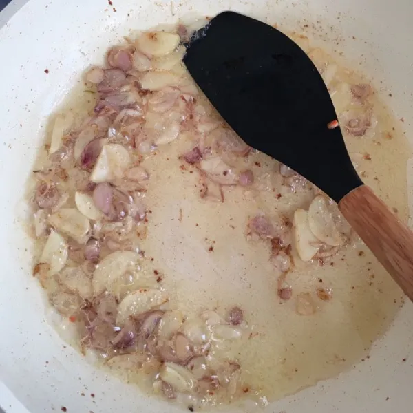 Dengan minyak yang sama, tumis bawang merah dan putih hingga harum. Tambahkan penyedap, aduk rata.
