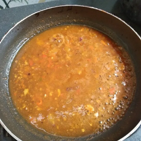 Masukkan saus tomat, garam, gula pasir dan penyedap rasa. Masak sampai mendidih lalu masukkan larutan tepung maizena dan perasaan jeruk limau. Saus siap disajikan.