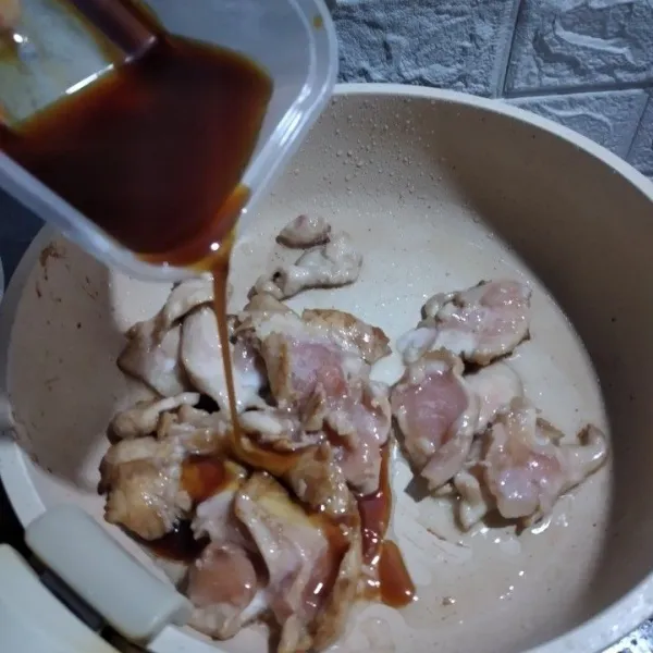 Campur sisa bumbu marinasi ayam tadi dengan air, tuang ke wajan.